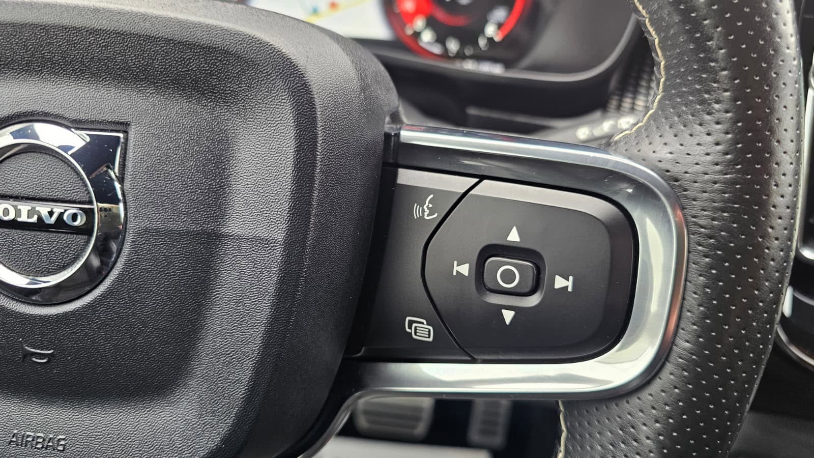 foto Volvo XC40 R-Design AWD 4x4