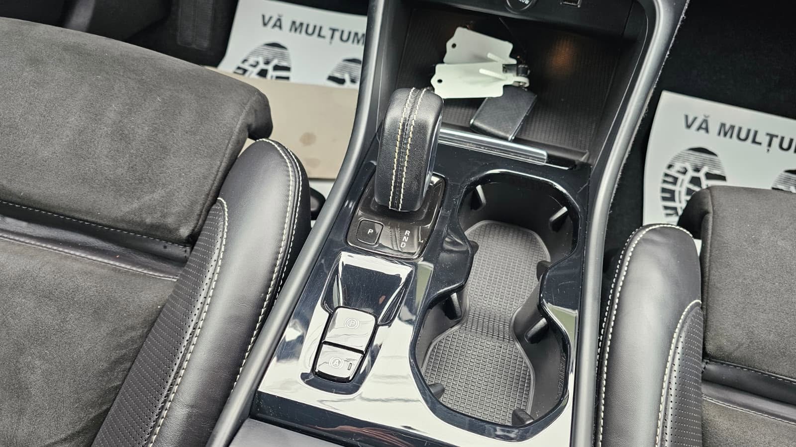 foto Volvo XC40 R-Design AWD 4x4